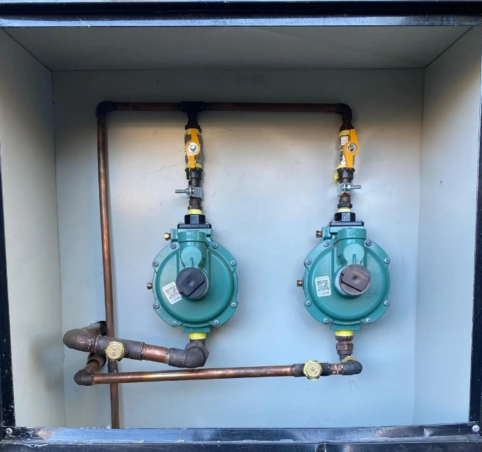 Reguladores de segunda etapa en instalación de gas domiciliaria con tanque a granel. 