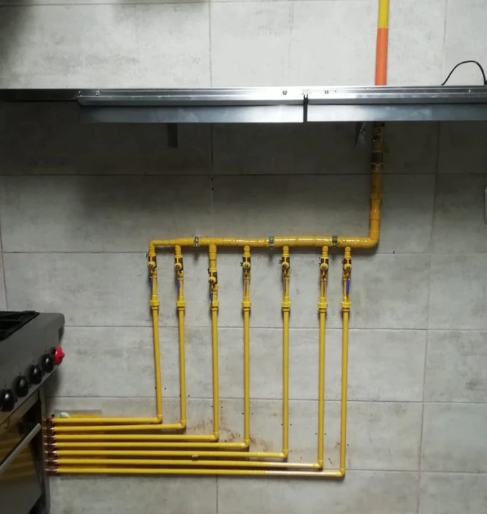 Manifold de distribución para artefactos a gas en local comercial.