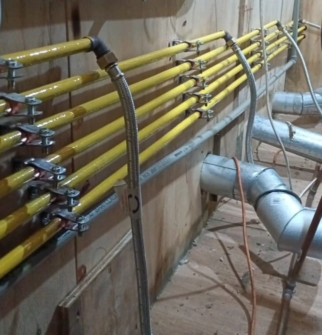 Instalación industrial de gas para procesos en serie.